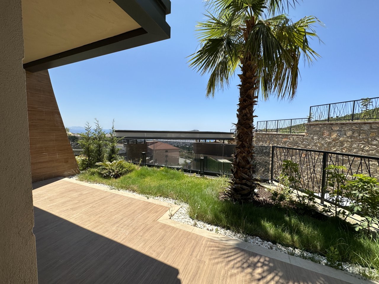 Terrasse.Blick auf die Stadt, das Meer, die alte Festung von Alanya