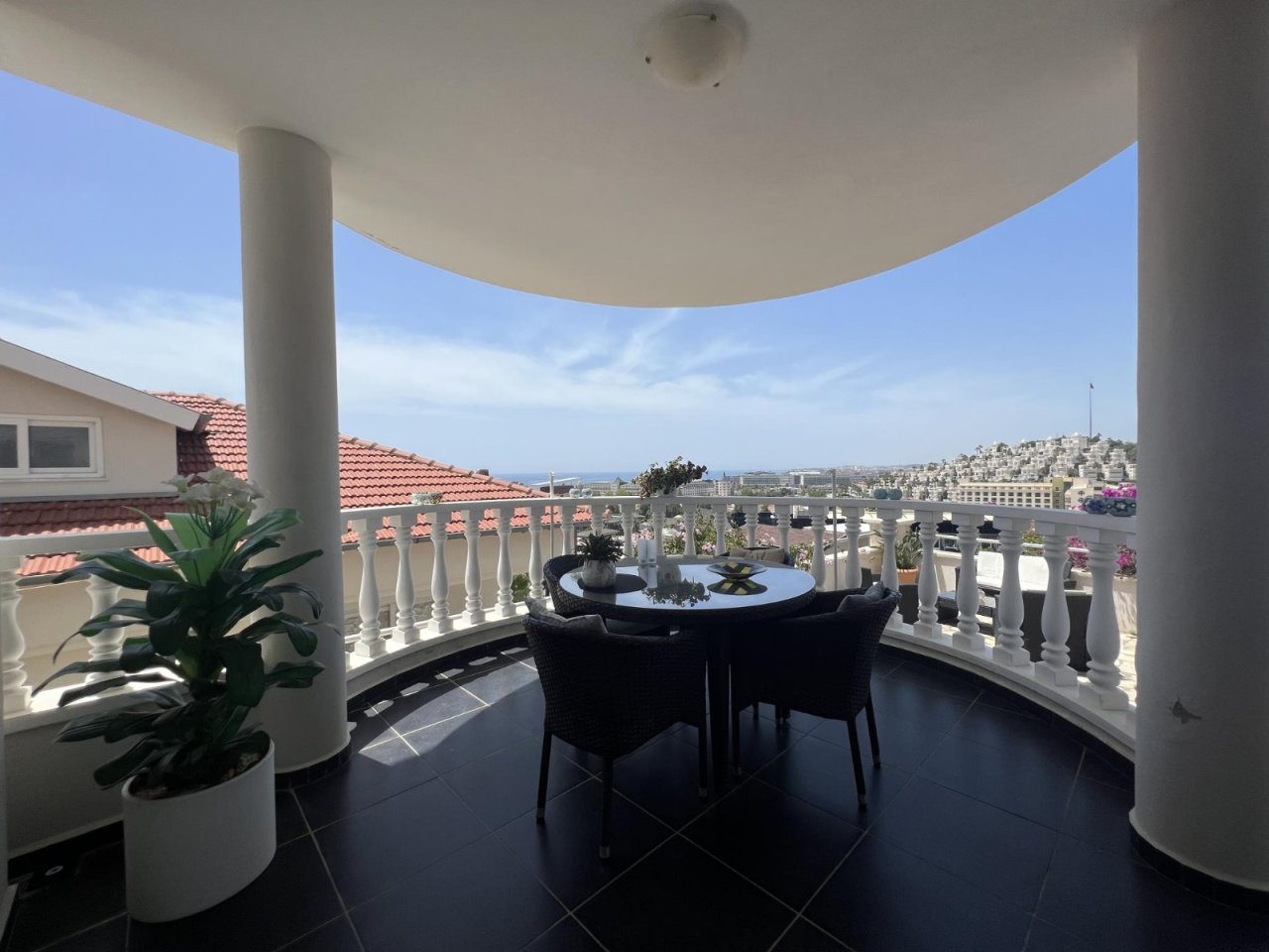 Balkon-Terrasse am Ein-/Ausgang der Wohnung