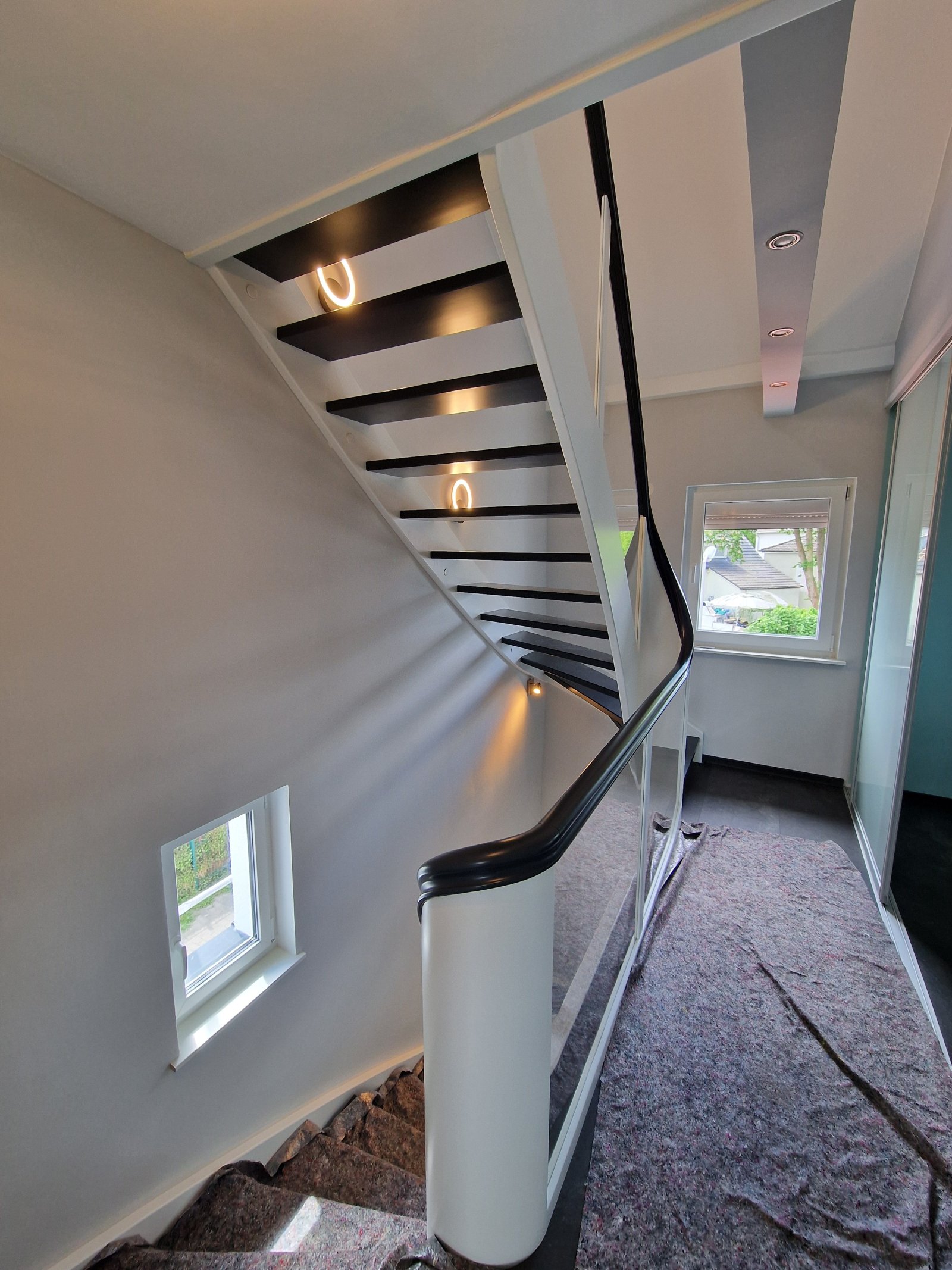  Flur, Treppe zum DG