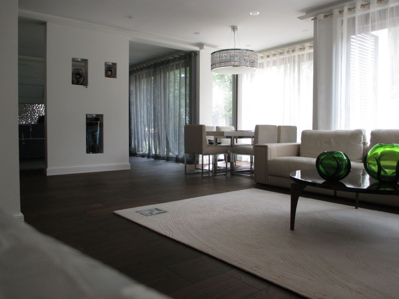 Wohnbereich, Blick zur Küche (Austattung vor Vermietung)