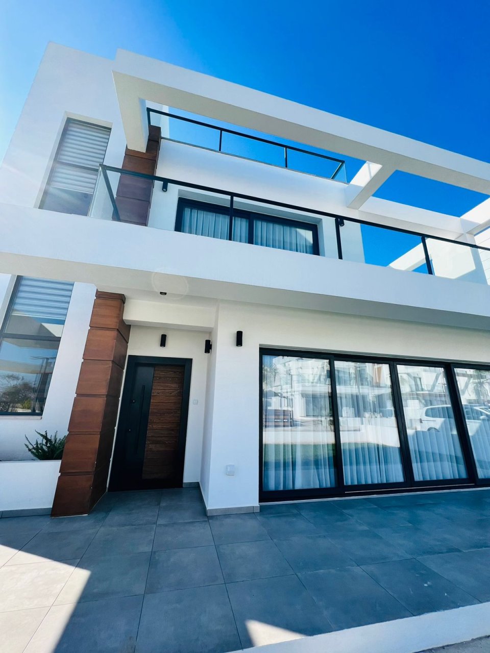 New Villa close to sea for big family 