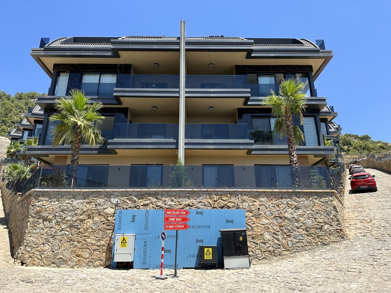 Blick auf das Duplex - Doppelvillengebäude. Villa zum Verkauf auf der linken Seite