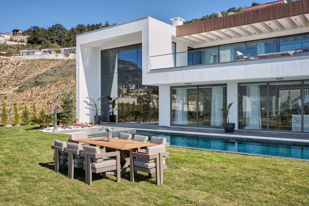  Blick auf die Vorderfassade einer Luxusvilla mit Pool