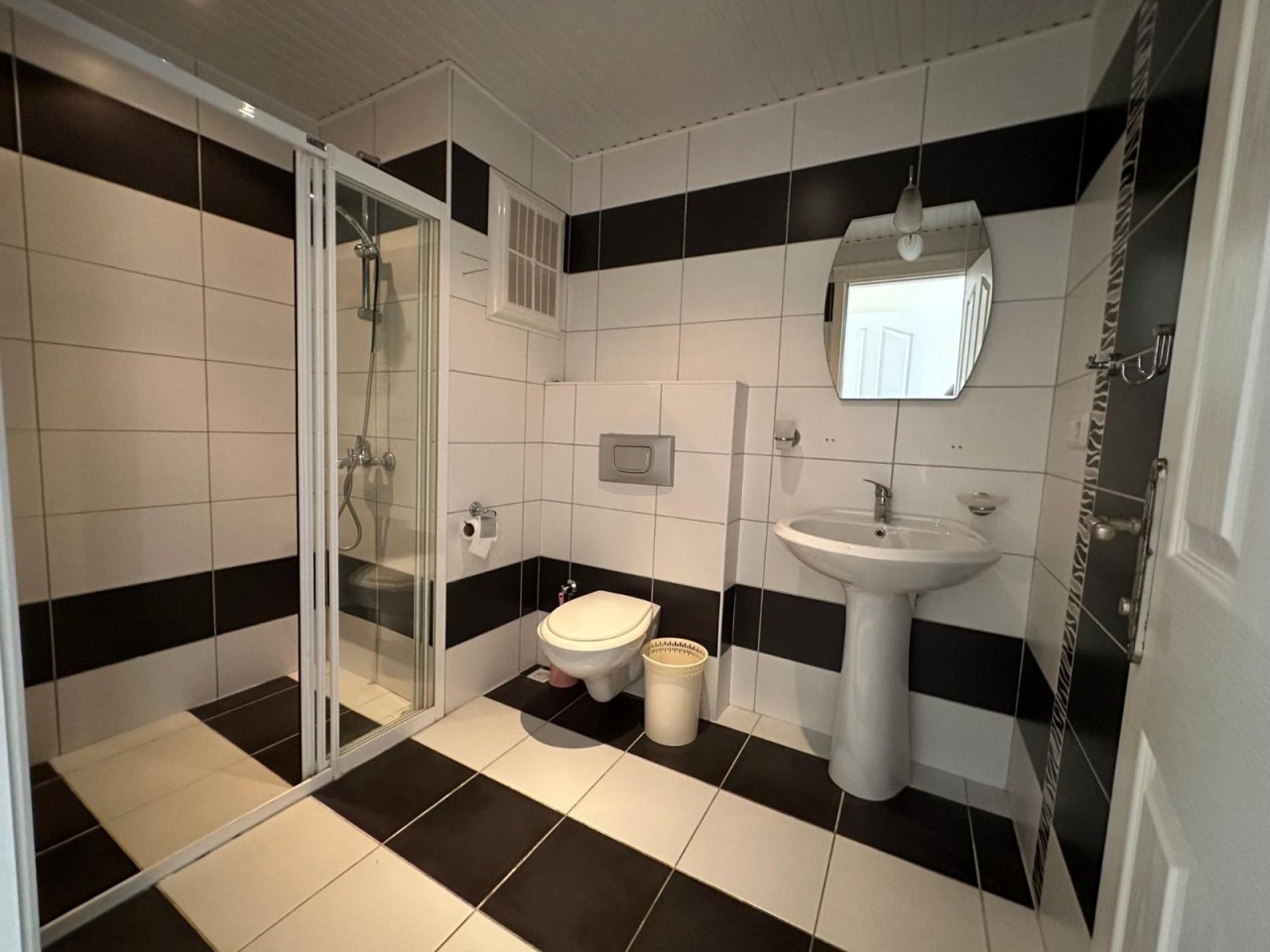 Duschen und WC Zimmer