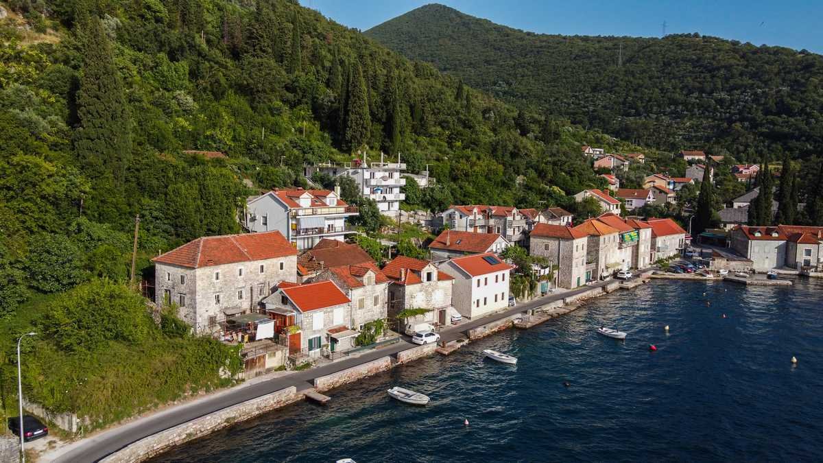 Tivat: Historic stone house on the beachfront for a hostel with a yield of over 30% per annum in Tivat, Lepetane Tivat: Historic stone house on the beachfront for a hostel with a yield of over 30% per annum in Tivat, Lepetane