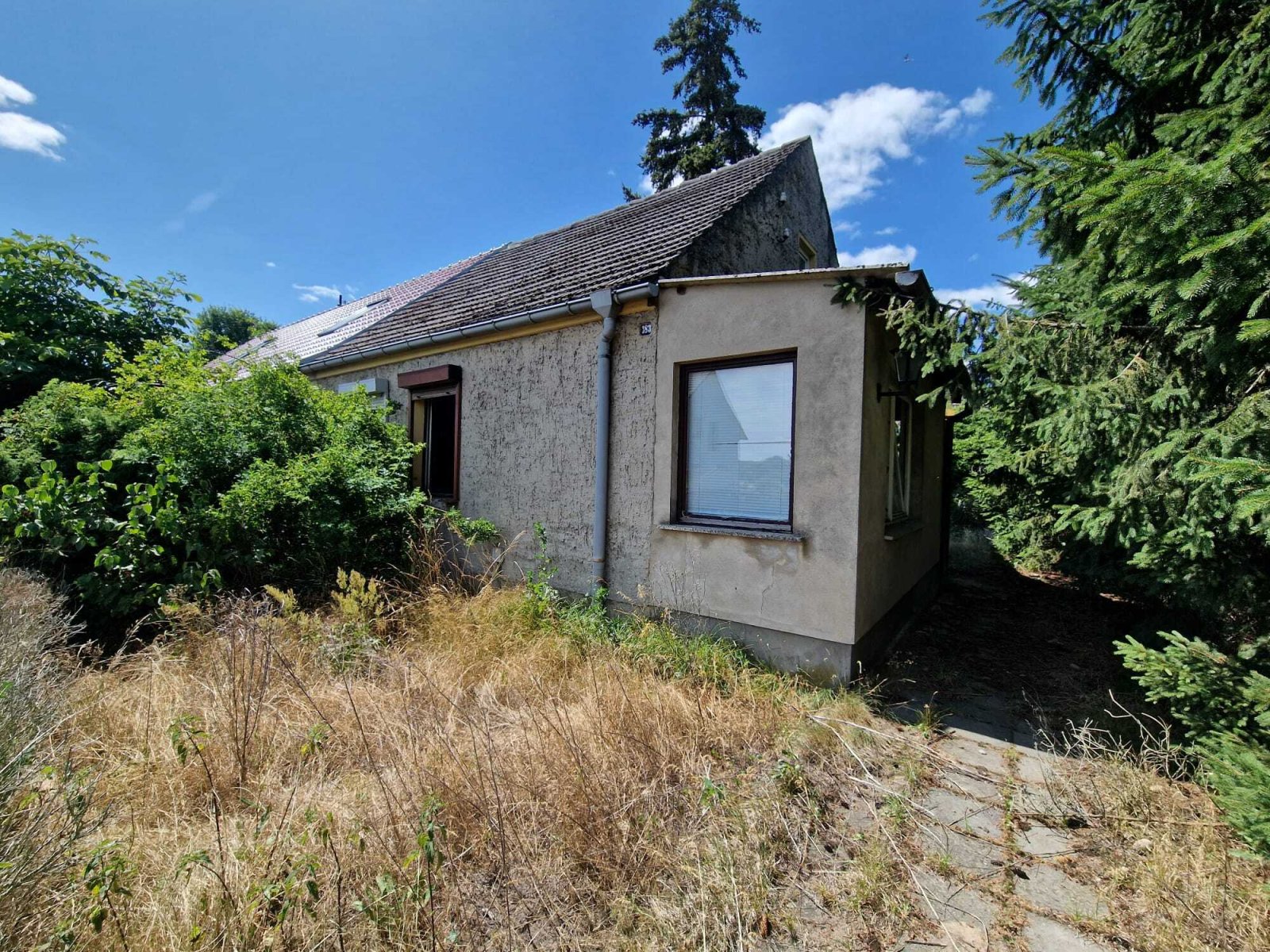 Kremmen: Grundstück mit Doppelhaushälfte (Abriss oder Sanierung) Kremmen: Grundstück mit Doppelhaushälfte (Abriss oder Sanierung)