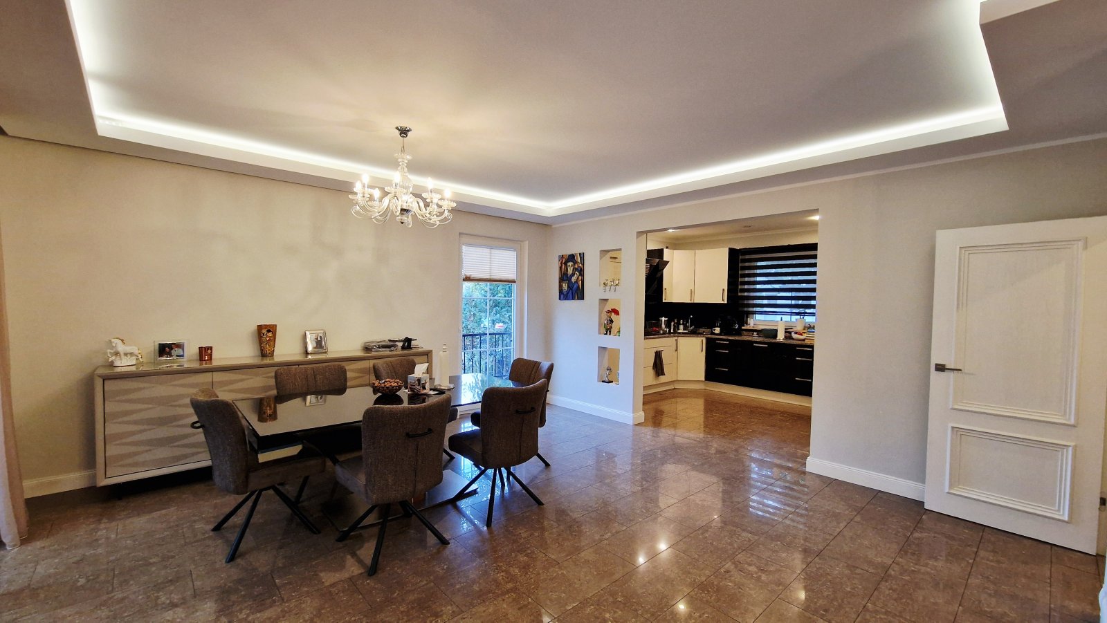  Wohnzimmer, Blick zur Küche