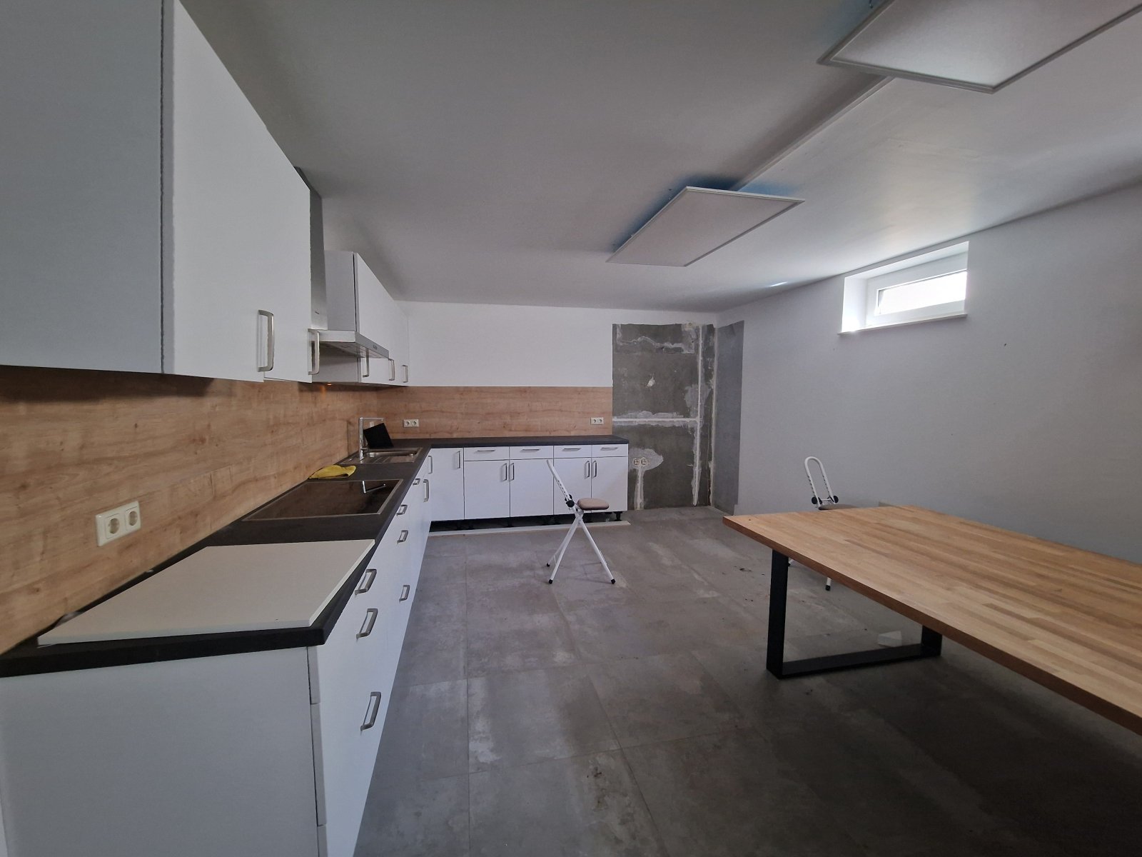  Großer Raum mit Küche im Keller