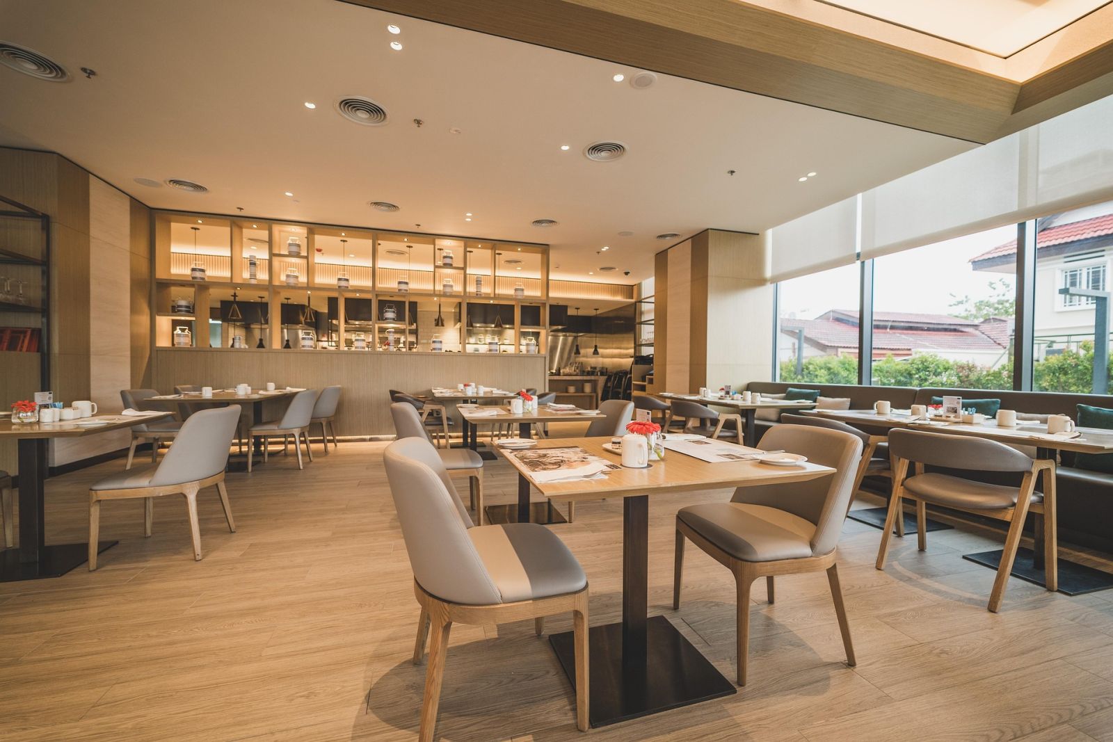 Das helle Interieur im skandinavischen Stil mit Panoramafenstern und Naturholz schafft eine gemütliche Atmosphäre, die sich perfekt für ein Café oder Restaurant eignet, das Frühstück serviert.