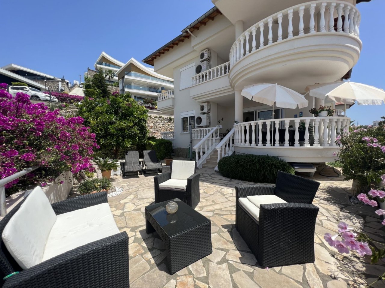 Gebaudeansicht. Erdgeschlosswohnung mit grosse Terrasse