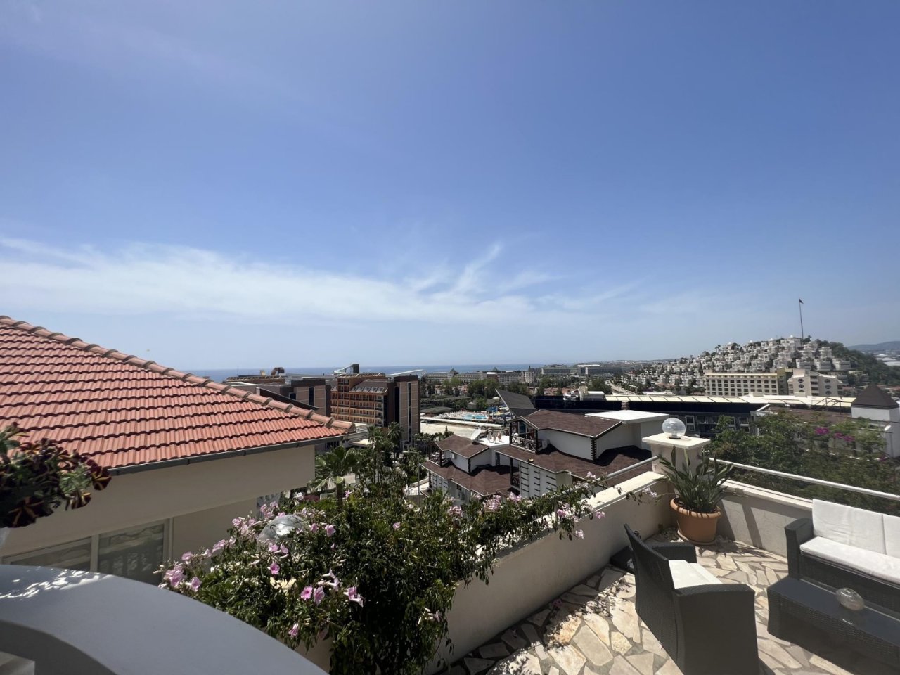 Außenterrasse zum Sonnenbaden und Blick auf das Mittelmeer