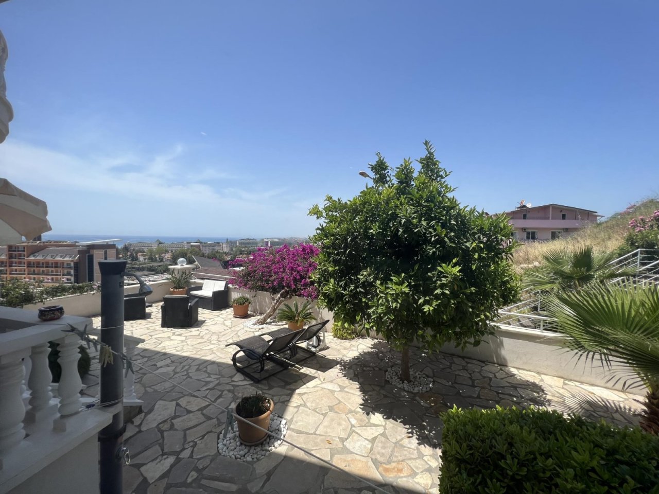 Außenterrasse zum Sonnenbaden und Blick auf das Mittelmeer