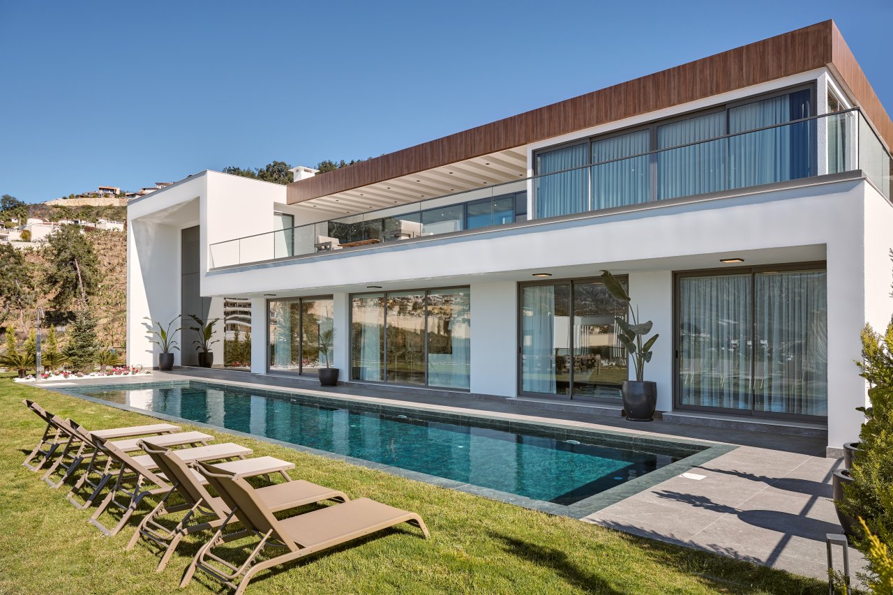 Blick auf die Vorderfassade einer Luxusvilla mit Pool